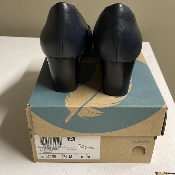 Navy leather Clarks pumps 7.5 - Picture 3 of 5